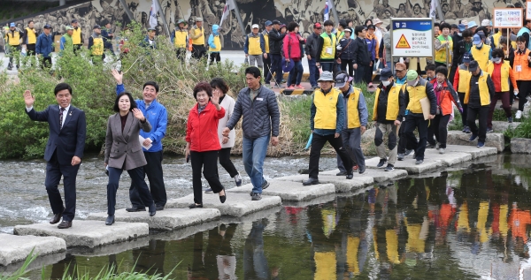 황인호 동구청장, 이나영 동구의회 의장을 비롯한 200여 명의 참가자들이 걷기행사에 참가하고 있다