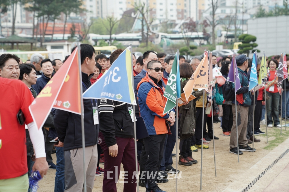 천안 일봉초등학교 동문들이 20일 일봉초 운동장에서 42회 춘계야유회 발대식을 갖고 있다.