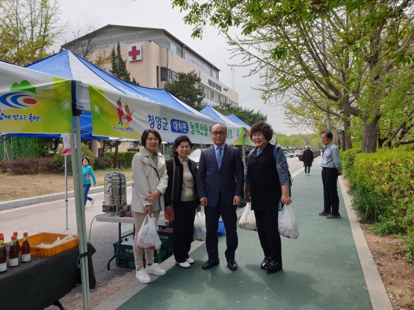 청양군 대치면이 지난 19일 서울 개포4동 헌혈의 집 앞에서 올해 네 번째 직거래 장터를 열었다.