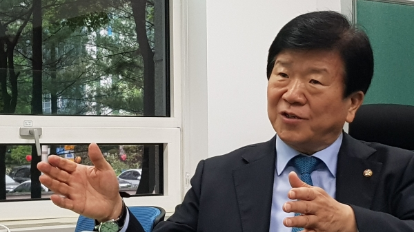 박병석 국회의원(대전 서갑, 민주)이 23일 오후 대전시의회 기자실을 방문, 대전 LNG발전소 유치논란에 대한 입장을 설명하고 있다.