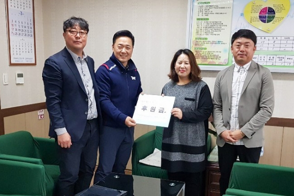 전국적인 골프동호회 ‘인터파’ 회원들이 23일 천안지역 아동복지시설인 신아원을 방문해 성금을 전달했다.