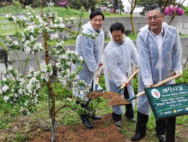 예산군,서울시,종로구 관계자들이 사과나무를 심고 있다(예산군청 제공)