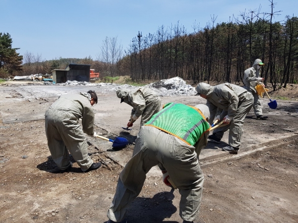 8일 고성군 토성면 화재현장에서 동구 지역자율방재단이 폐허가 된 창고의 화재 잔해물들을 제거하고 있다.