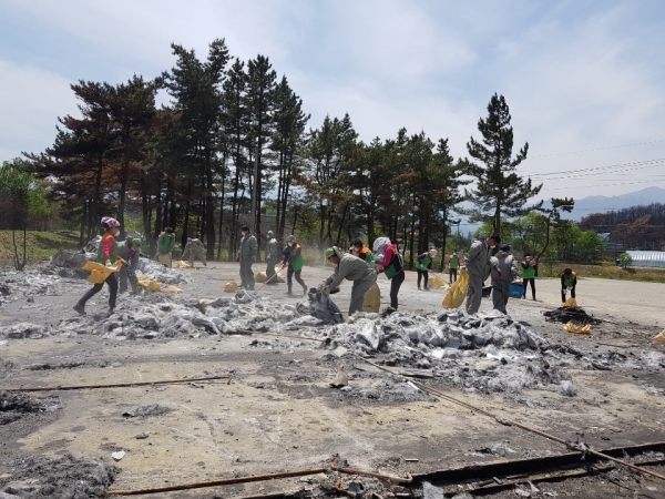 8일 고성군 토성면 화재현장에서 동구 지역자율방재단이 폐허가 된 창고의 화재 잔해물들을 제거하고 있다.