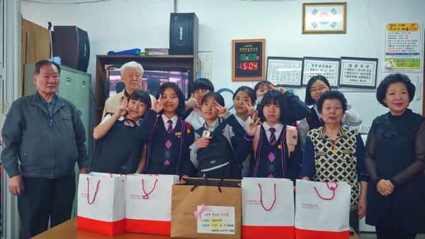 대전여중 학생들이 어버이날을 맞아 손수 빵을 만들어 인근 노인정에 전달했다.