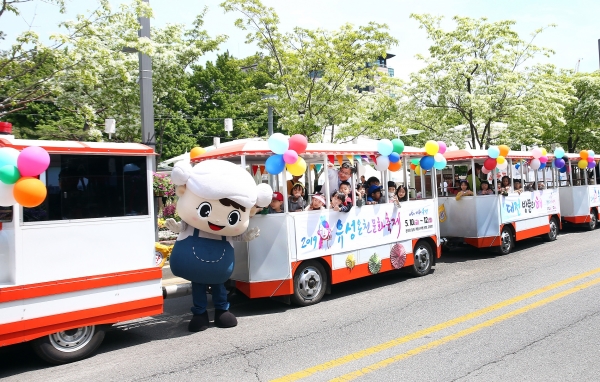2019 유성온천문화축제 개막을 하루 앞둔 9일 오전 축제장 일원에서 어린이들이 코끼리 열차를 타고 있다.