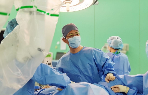건양대병원 산부인과 김철중 교수가 로봇수술을 집도하고 있는 모습. 사진 병원 제공