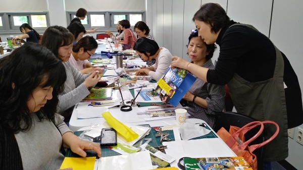 작은도서관에서 활동하는 봉사자들이 지난 13일 구암평생학습센터에서 열린 책 수선교육에 참여해 책 수선 실습을 하고 있다.
