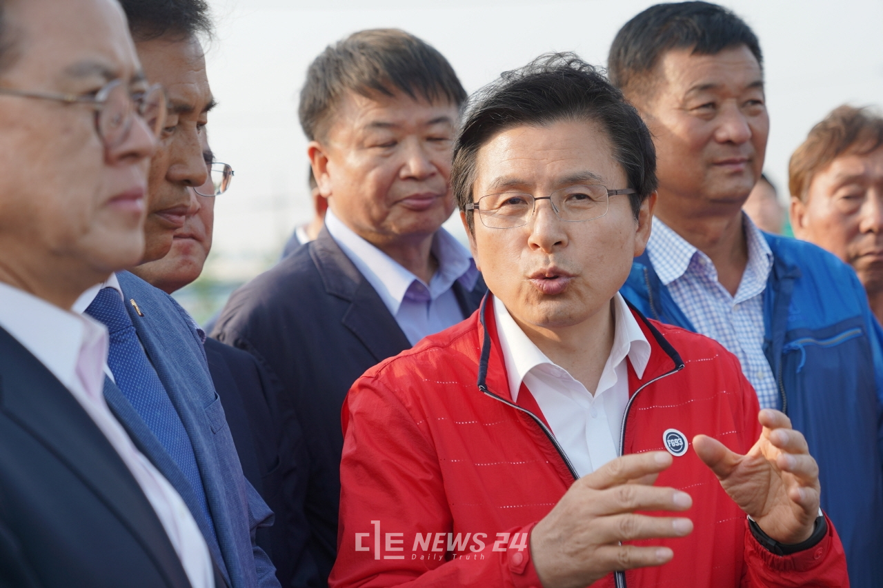 자유한국당 황교안 대표가 15일 주민 반대로 수상태양광 발전소 설치가 중단된 아산 봉재저수지를 찾아 현 정부의 탈원전 정책을 비판했다.