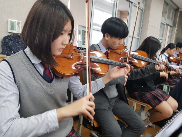 진지한 모습으로 연습에 임하고 있는 바이올린반 학생들.