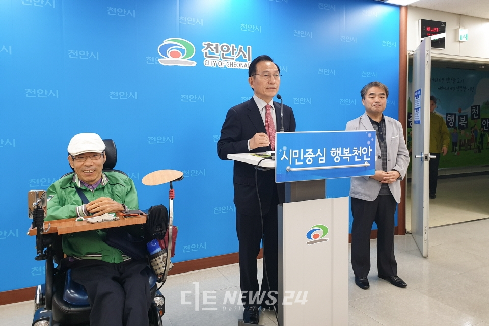 박상돈 전 국회의원이 20일 천안시청 브리핑실에서 이대우 시인 북콘서트와 관련해 기자회견을 갖고 있다. (왼쪽 첫번째)선천성 뇌성마비 장애인 이대우 시인.