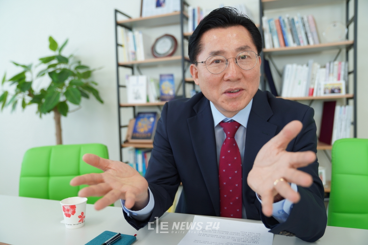 박경귀 자유한국당 아산을 당협위원장이 20일 디트뉴스와 인터뷰를 하고 있다.