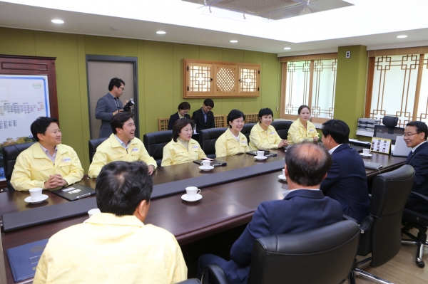 천안시의회 행정안전위원회 소속 의원들이 지난 21일 논산시청을 방문한 모습.