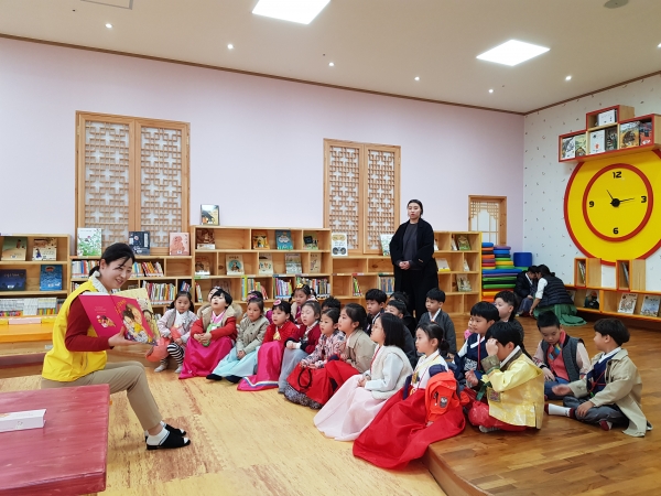 효문화마을 독서체험관에서 책을 읽는 어린이들