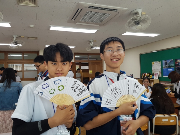 대한민국 임시정부 수립 100주년을 기념해  충남을 방문한 중국 상해 학생들이 천안 쌍용고에서 진행된 체험활동에서 직접 만든 부채를 펼치고 있다.