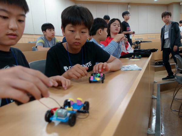 지난 18일 카이스트 창의학습관에서 개최된 2019 나도갈래 KAIST 과학캠프에 참여한 학생들이 하이브리드 충전식 전기자동차를 만들고 있다.