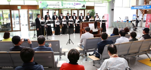 22일 오후 12시 충남대병원 로비에서 13번째 런치콘서트를 개최한 합창단 '어울림'의 모습. 사진 병원 제공