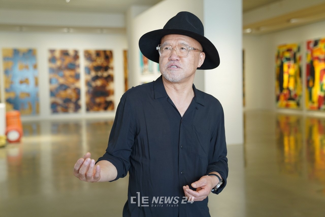 작가 씨킴(CI KIM)으로 활동 중인 김창일 아라리오 회장이 23일 아라리오갤러리 천안에서 취재진과 만나 작품을 설명하고 있다.