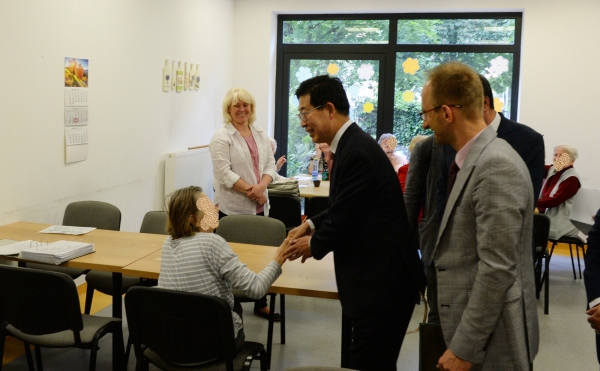 양승조 충남지사가 폴란드 비엘코폴스카주를 공식 방문한 가운데 포즈난 알츠하이머협회를 방문해 관계자와 인사를 나누고 있다.