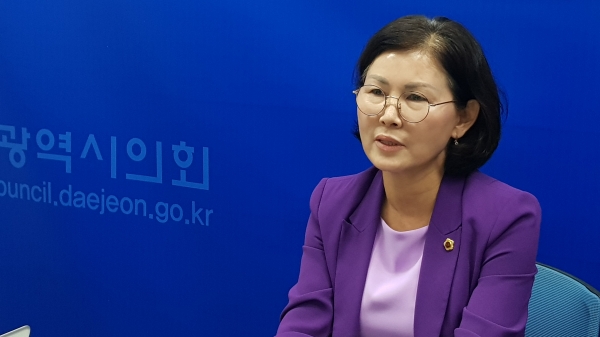 김인식 대전시의원(서구3, 민주)이 27일 오후 시의회 기자실에서 자신의 고등교육법 위반 논란에 대해 해명하고 있다.