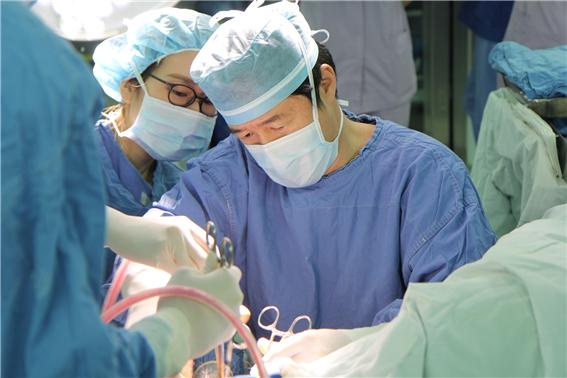 양브이-노츠 수술을 집도하고 있는 양윤석 을지대병원 산부인과 교수. 사진 병원 제공