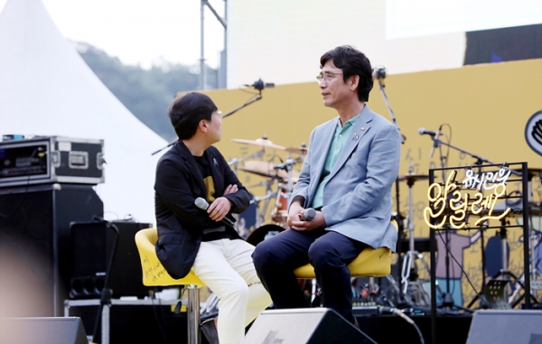 노무현 재단이 지난 18일 개최한 '2019 서울 시민문화제'에서 양정철 민주연구원장과 유시민 작가가 토크 콘서트를 하고 있는 모습. 사람사는 세상 노무현 재단 홈페이지.