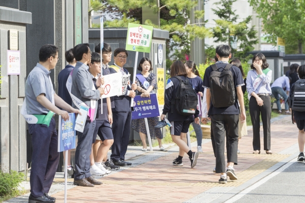 31일 세종시교육청이  ‘세계금연의 날’을 맞아 지역사회와 함께 '등굣길 합동캠페인 및 하굣길 합동순찰'을 한달간 펼치기로 했다.