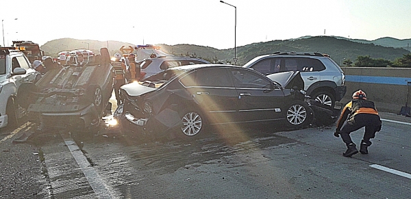 31일 오후 6시8분께 대전당진고속도로 대전방향 공주분기점에서 7중추돌사고가 발생, 2명이 중상과 경상을 입고 병원으로 이송됐다.