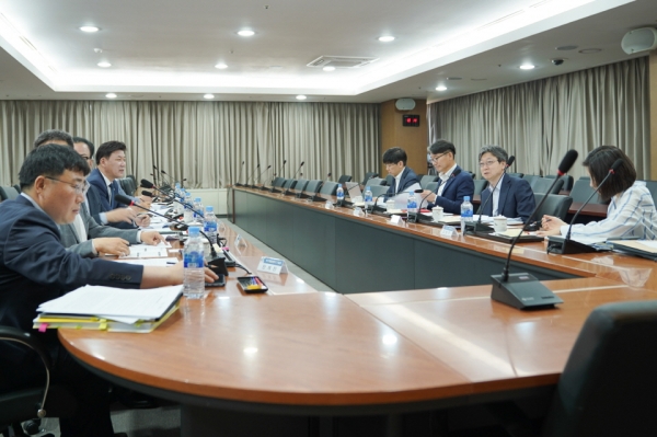 충남 천안시와 대한축구협회가 대한민국 축구종합센터 최종 후보지 선정을 위한 첫 협상에 나섰다.
