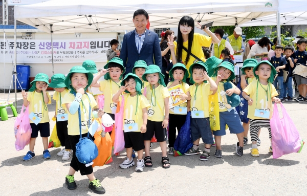 박용갑 중구청장과 나눔장터에 참여한 유천2동 어린이들의 기념사진