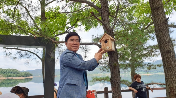대청호반 슬픈연가 데크길 일원에 새 둥지를 설치하는 황인호 동구청장 모습