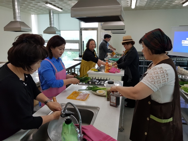 지난 7일 온천2동 지역사회보장협의체 위원들이 동 행정복지센터 요리실에서 밥상살림식생활센터 요리강좌를 수강하며 요리실습을 하고 있다.