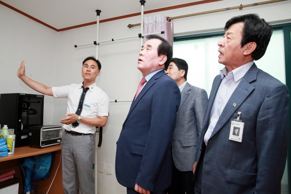 김지철 교육감이 오천초등학교 삽시분교 교직원 관사를 둘러보고 있다.