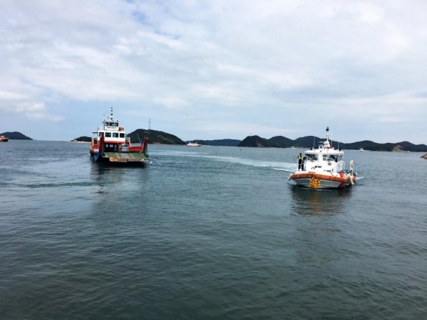10일 평택해양경찰서 대산파출소 연안구조정이 고장 여객선 부근에서 안전관리를 하고 있다.