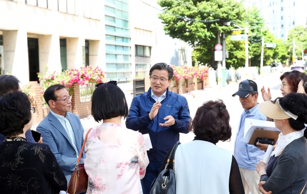 지난 5월 28일 궁동 일원을 방문한 정용래 유성구청장이 주민들과 만나 현장행정을 펼치고 있다.