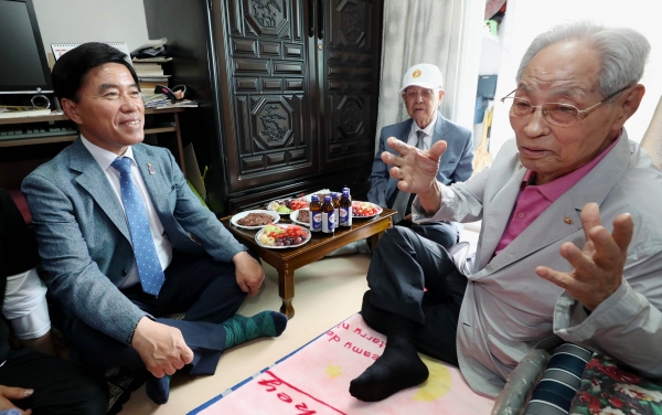 황인호 동구청장(사진 왼쪽)이 김근수 옹(사진 오른쪽)의 이야기를 경청하고 있다.