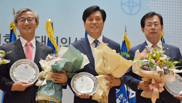 조승래 더불어민주당 국회의원(가운데)이 11일 (사)한국여성유권자연맹에서 수여하는 ‘우수 국회의원 상’을 받았다. 조승래 의원실 제공