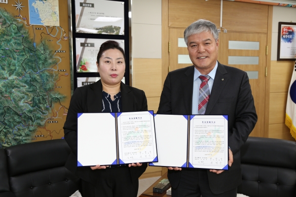 문정우(오른쪽) 금산군수와 김영옥 ㈜다우에프에스가 12일 인삼약초특화농공단지 투자협약식을 가졌다.