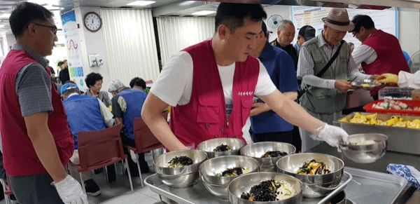 급식 봉사하는 다문화 장학회 회원들 모습