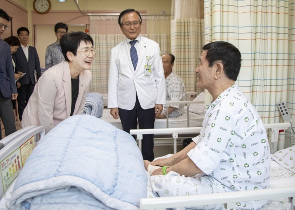 박정현 대덕구청장은 호국보훈의 달을 맞이하여 13일 대전보훈병원을 방문해 입원 중인 국가유공자를 위문했다.