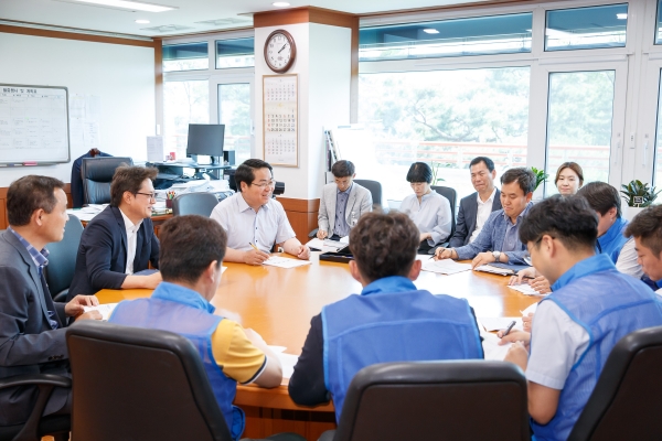 아산시와 아산시공무원노동조합은 13일 시장실에서 2019년 2분기 노사협의회를 열었다.