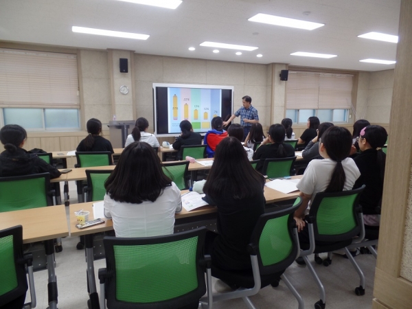 지나 12일 공주여고가 회의실에서 1, 2학년 수강 희망학생을 대상으로 한국대학교육협의회가 제공하는 대입설명회를 가졌다.