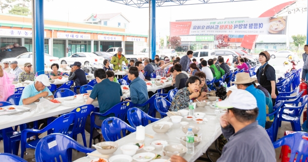 14일 청양군양계협회가 청양고추특화시장에서 1000인분의‘사랑의 삼계탕 나눔 행사’를 가졌다.