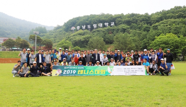 충남도립대가 15일 충청권 교원 100여명이 참가한 가운데 제10회 총장배 테니스대회를 펼친 가운데  1부리그에서 서대전고 이병호·김정래 팀이 우승을 차지 했다.