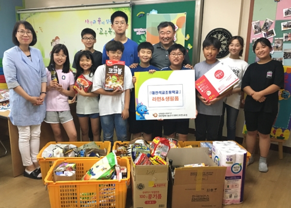대전석교초등학교가 교육복지주간을 맞아 행복나눔 기부의 날 행사를 가졌다.