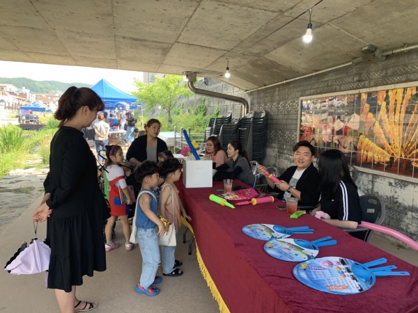 제12회 공주 행복프리마켓이 지난 15일 제민천 일원에서 열렸다.