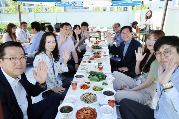 장종태 서구청장dl 17일 둔산2동 행정복지센터 옥상 텃밭에서 직원들이 직접 기른 채소 쌈으로 직원들과 점심식사를 했다