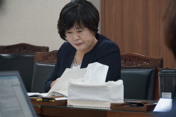 박석순 의원이 자료를 살펴보고 있다.