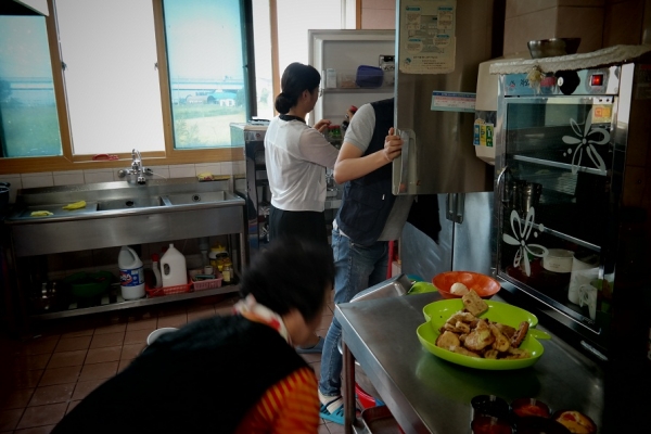 예당호 출렁다리 주변 음식점 점검 모습(예산군 제공)