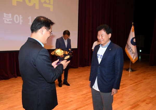 혁신챔피언 인증패를 수상한 박용갑 대전중구청장